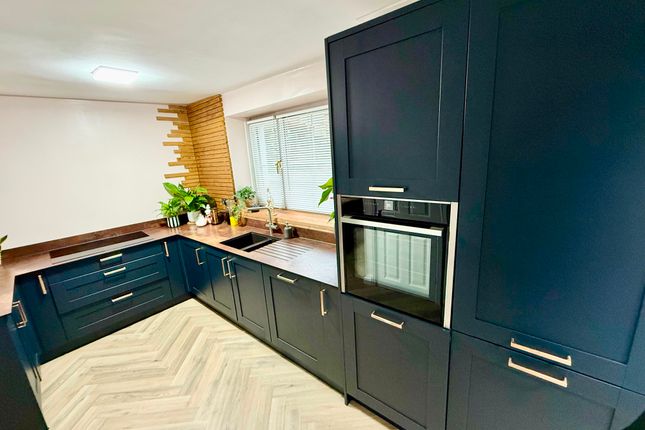 141 Manor Road, Pontypool photo 3