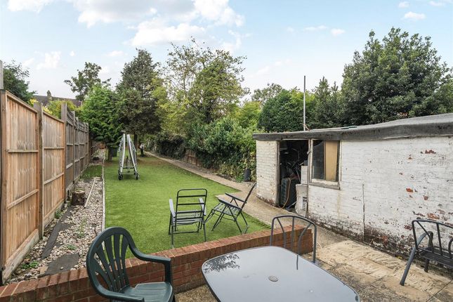 32, Haycroft Gardens, London photo 4
