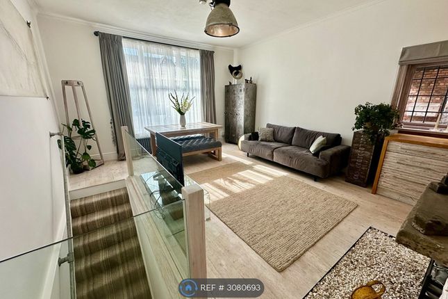 1-bed flat on Flat West Didsbury, Manchester, £1,700/mo