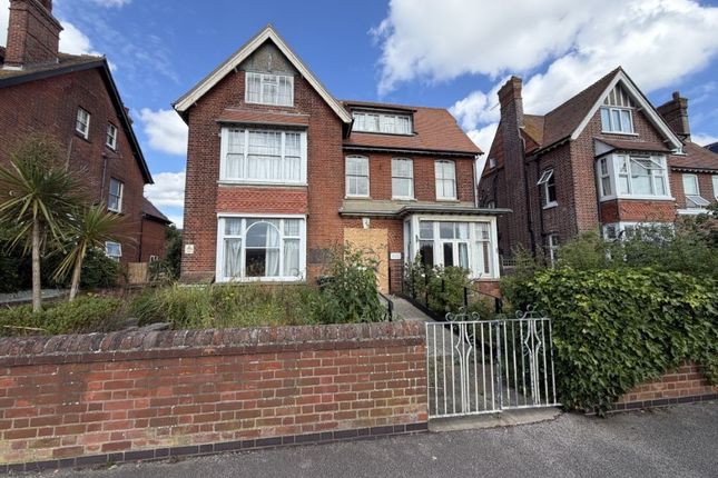 Studio house on 44 Kirkley Cliff Road, Lowestoft, £250,000