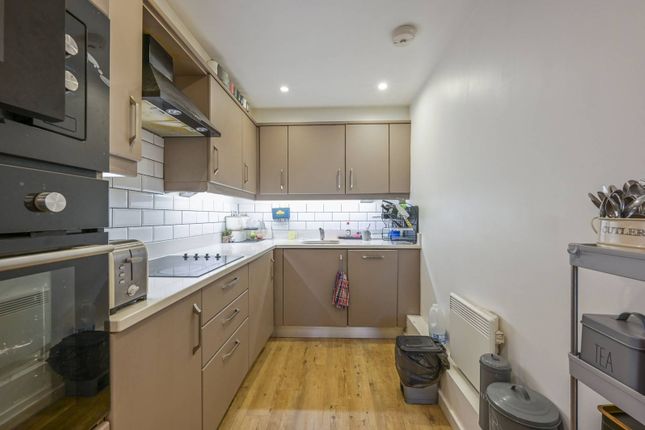 Flat to rent in The Grainstore, Royal Docks, London