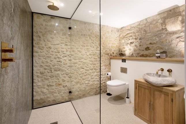 Coachhouse Bathroom  327.Jpg