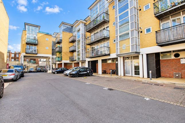 2-bed house on 20 Malt House Place, Romford, £1,750/mo