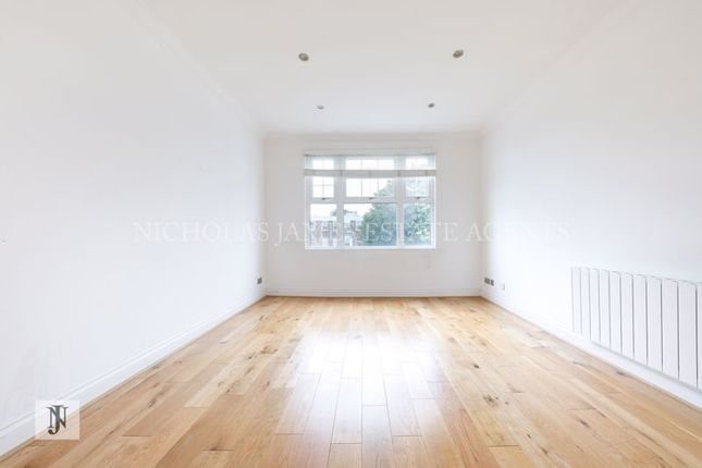 5B St Johns Villas, Friern Barnet Road, London photo 4