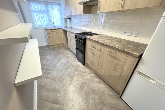 28, Oval Road North, Dagenham photo 3
