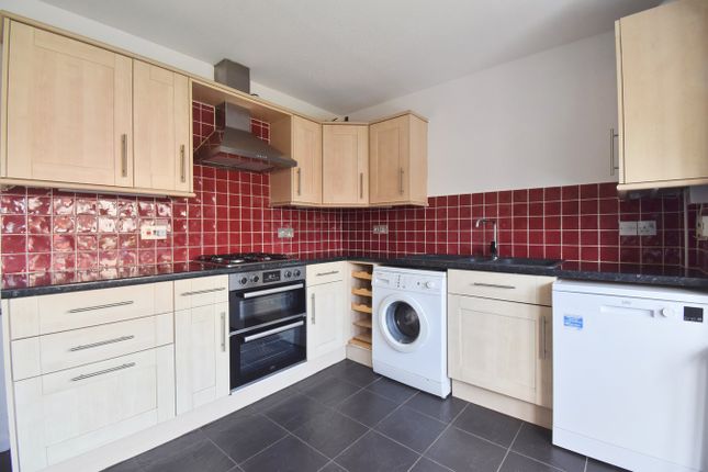 7, Stonebanks, WALTON-ON-THAMES photo 4