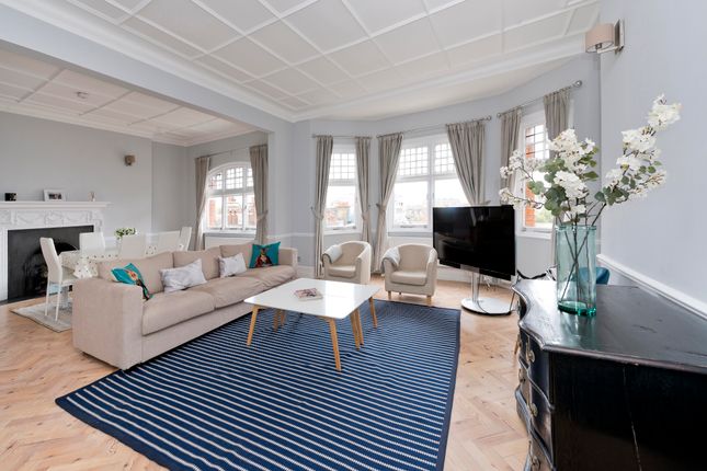 Flat for sale in Draycott Avenue, London