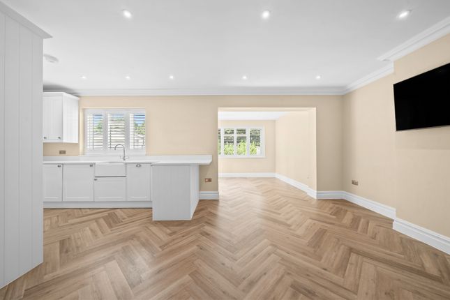 8, Foxhills Close, Chertsey photo 3