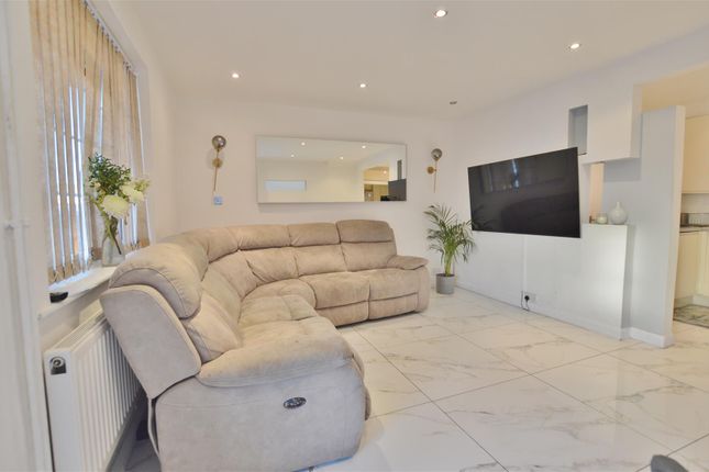 143, Granville Avenue, Slough photo 2