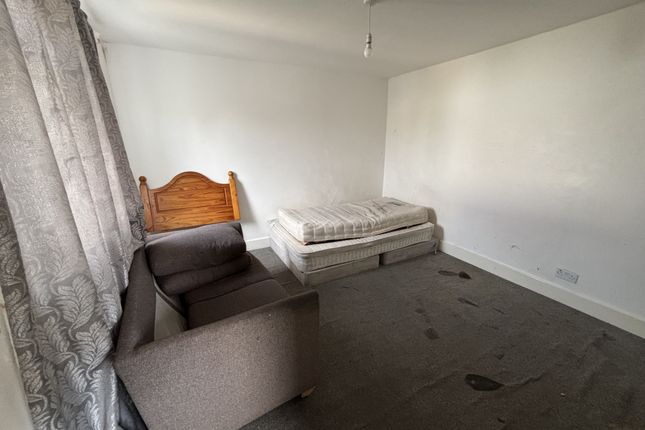 16a, Hilda Road, Chatham photo 4