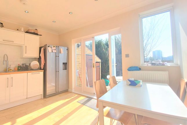 Room 3, 33, Kings Chase, Brentwood photo 5