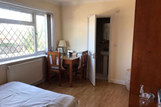 Room 1, Broadfields Avenue, Edgware photo 3