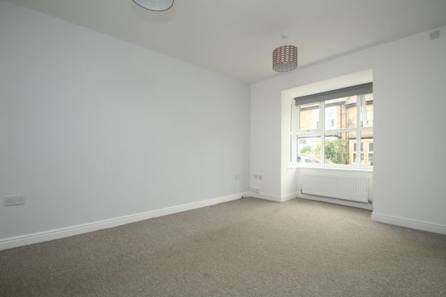 10, North Lodge Avenue, Harrogate photo 2