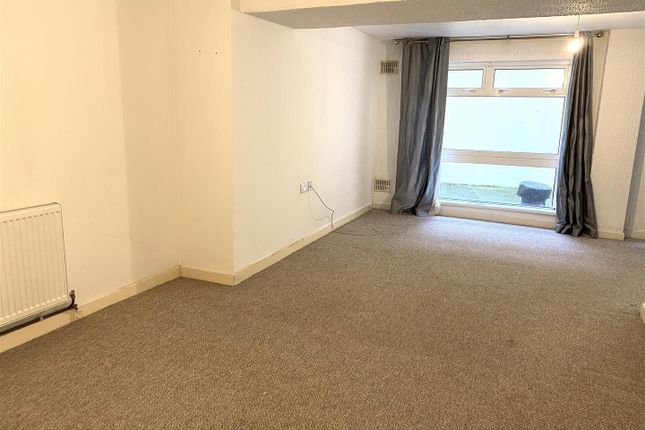Flat 7, Kensington House, Pembroke Dock photo 3