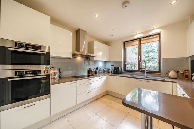 Flat 2, 16, Aylmer Road, London photo 3