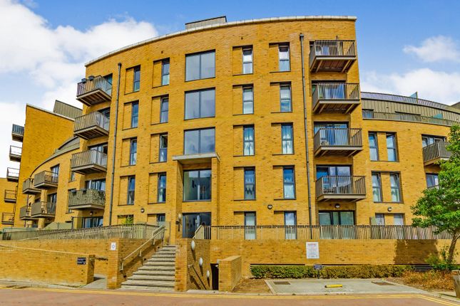 Thumbnail Flat for sale in 3 Cabot Close, Croydon