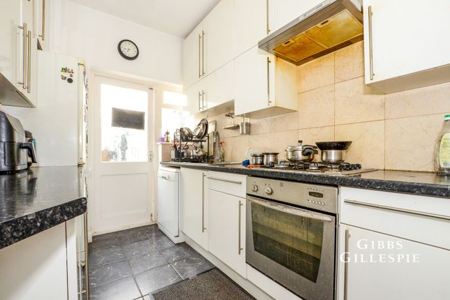 17, Lyndhurst Avenue, Pinner photo 4