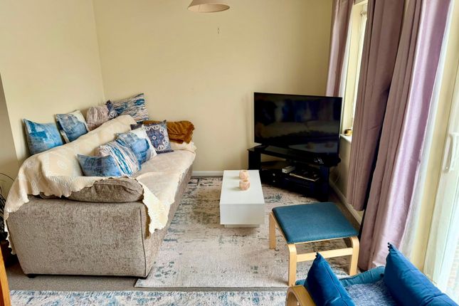 Flat 4, 27 Cotswold Way, Worcester Park photo 4