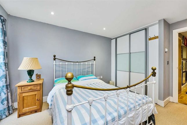 Flat for sale in Paradise Street, London