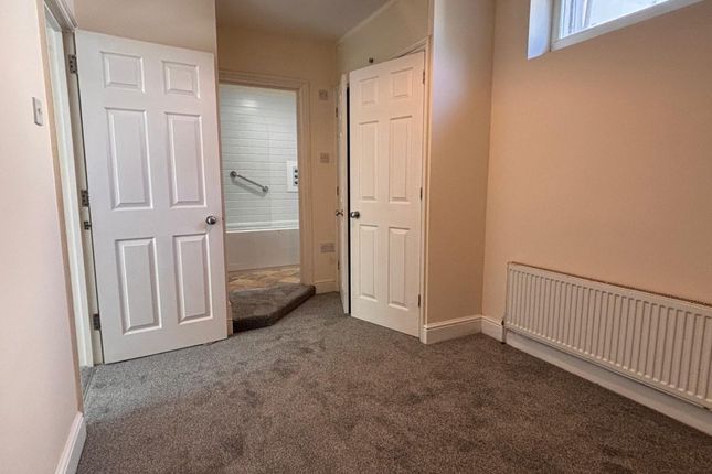 Flat B, Clovelly, 110, Brighton Road, Redhill photo 4