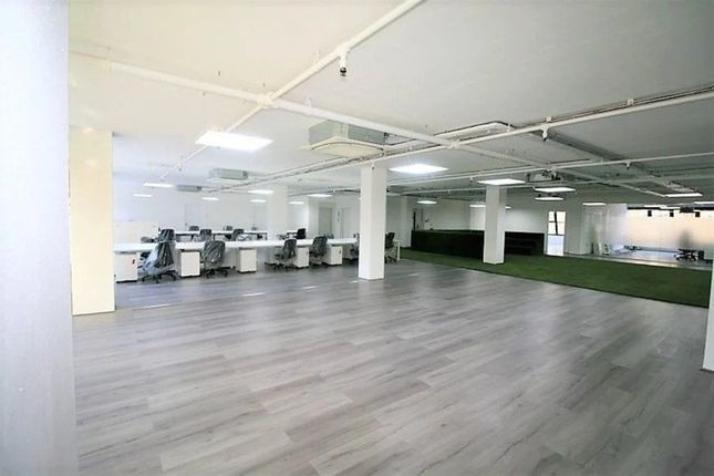 Office to let in Commercial Road, London
