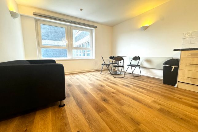 Flat 716, London photo 3