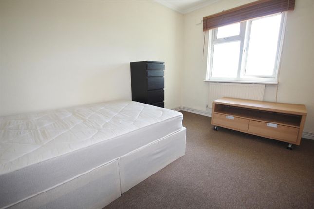 Flat for sale in Raymouth Road, London