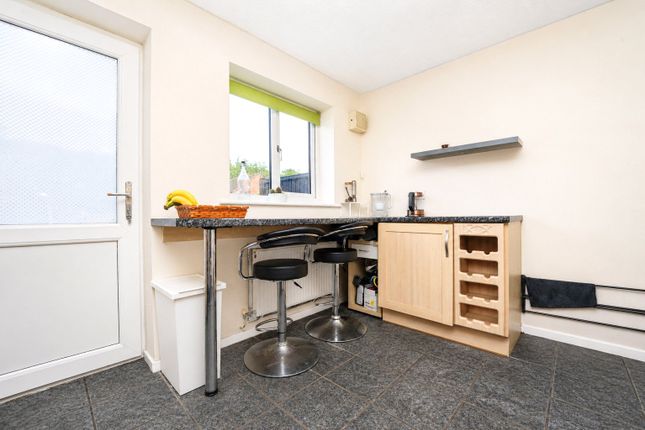 15, Debdale Avenue, Worcester photo 3