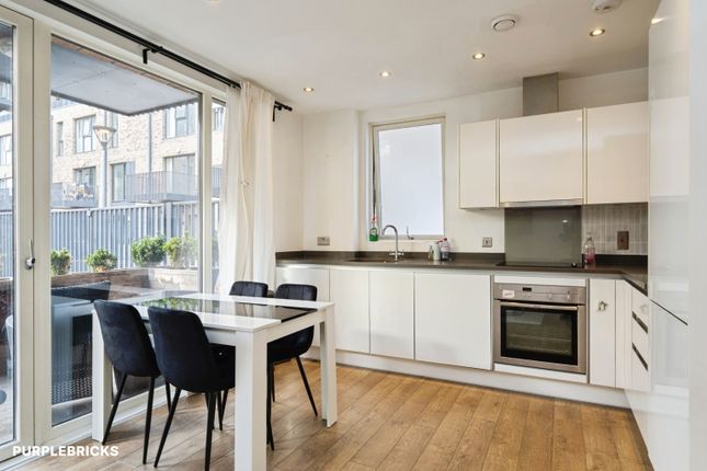 26 Bolinder Way, London photo 4
