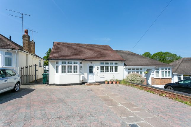 Thumbnail Bungalow to rent in The Courtway, Watford, Hertfordshire
