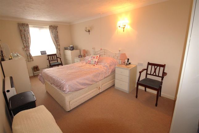 Flat for sale in Oakleigh Close, Swanley