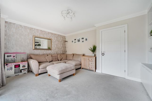 Swords Drive, Crowthorne photo 3
