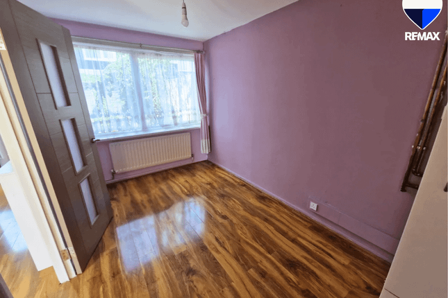 32, Ravenscroft Close, London photo 5