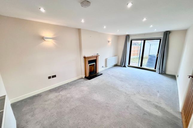 3 Castle Meadow Close, Newport Pagnell photo 2