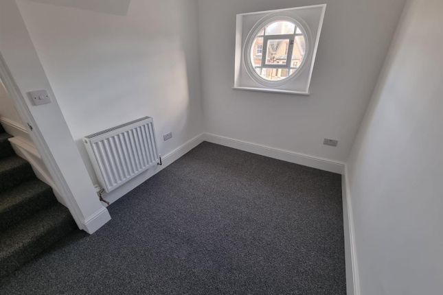 Flat to rent in London Road South, Lowestoft