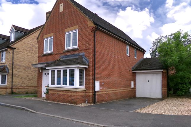 Detached house to rent in Kestrels Mead, Tadley, Hampshire