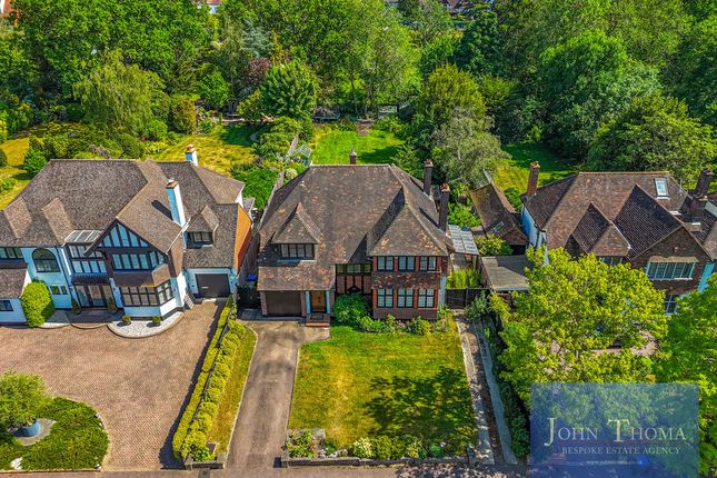 21, Spareleaze Hill, Loughton photo 2