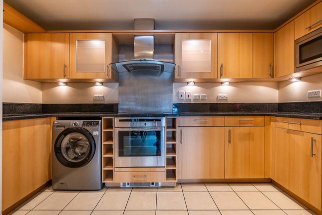 Flat 2, 60, Vauxhall Bridge Road, London photo 3