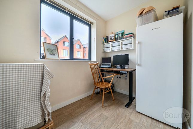 2, Bay Close, Godalming photo 4