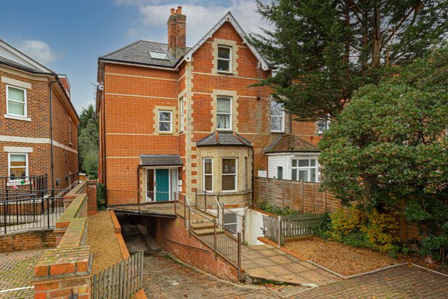 Thumbnail Flat to rent in Station Road, Leatherhead