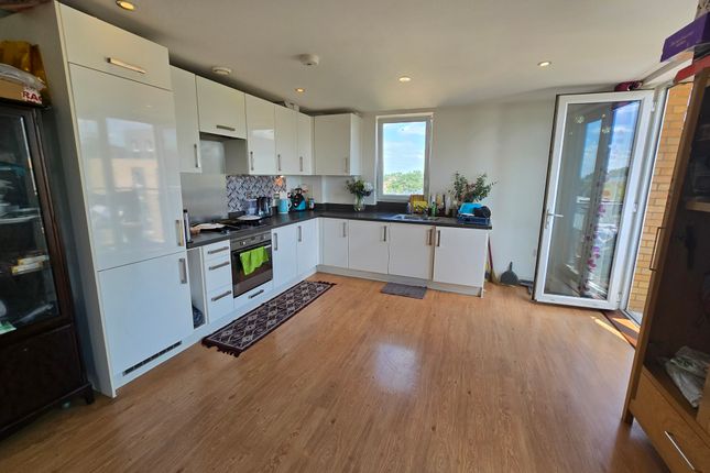 Pontes Avenue, Hounslow photo 4