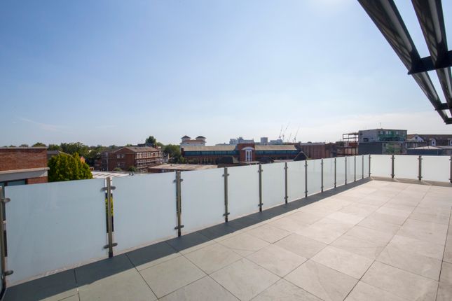 Penthouse for sale in Cowleaze Road, Kingston Upon Thames