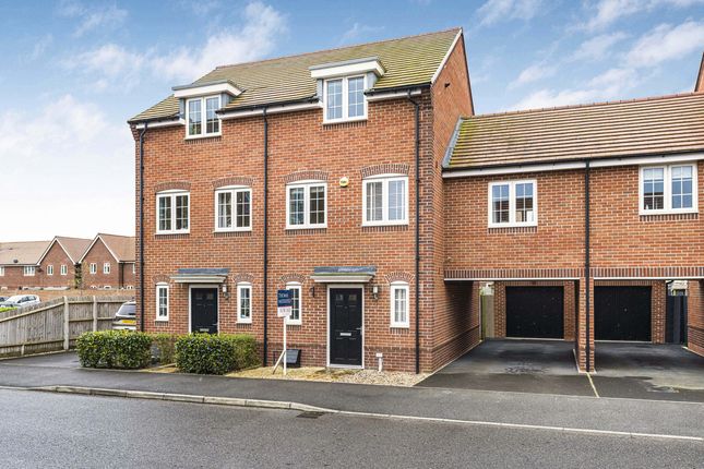 Town house for sale in Diamond Drive, Didcot