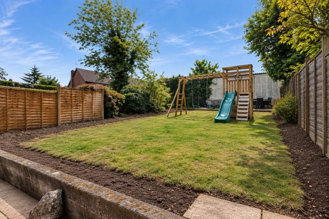 14 Catsey Woods, Bushey photo 4