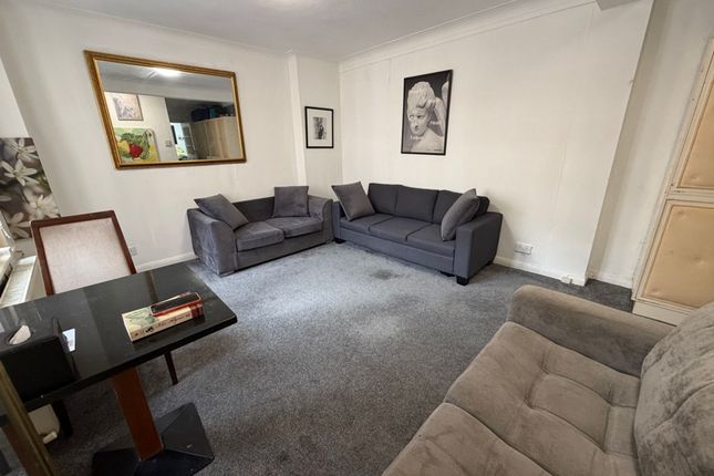 Flat 250, Park West Edgware Road, London photo 3