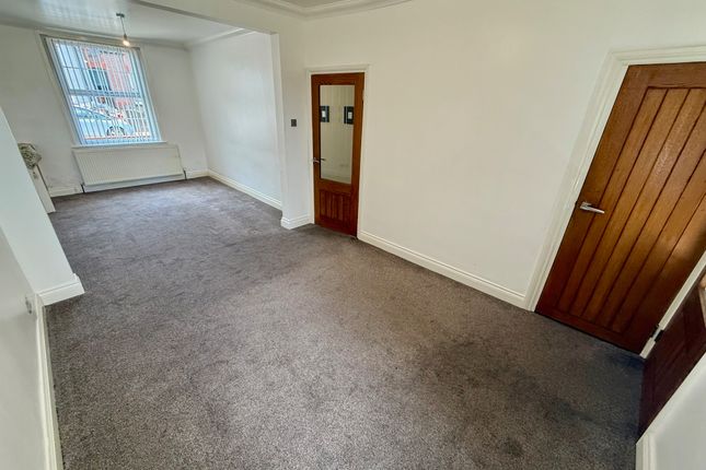 49, LUTON photo 2