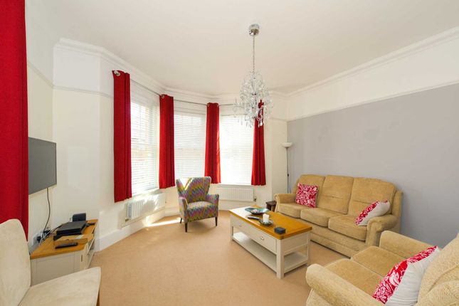 Flat to rent in Cavendish Walk, Epsom