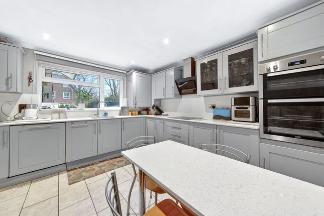 11 Shetland Close, Borehamwood photo 2