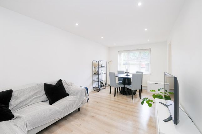 Flat for sale in The Ridgeway, London