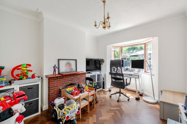28, Queens Avenue, Byfleet photo 3